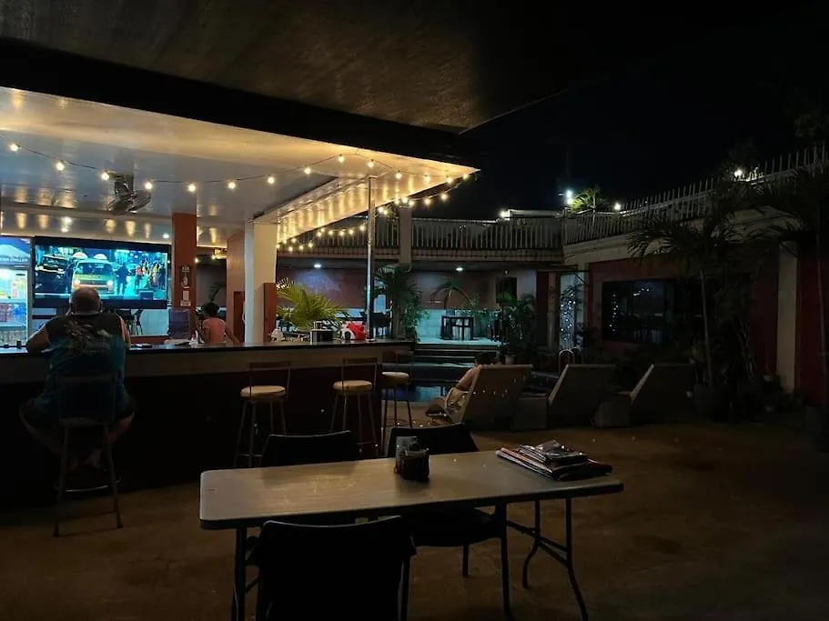 Vincent Resort Room 203 Netflix Pool Housekeeping! 安吉利斯